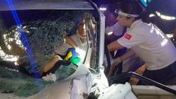 Düğünden dönenleri taşıyan 2 otomobile TIR çarptı
