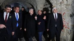 Başbakan Kilis'te, PKK'nın vurduğu camiyi inceledi