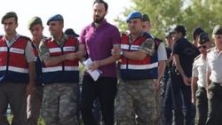 Darbeci asker, mahkemeye gülümseyerek geldi