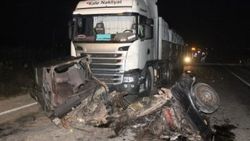 Sürücü tırla çarpışarak ikiye bölünen otomobilden sağ çıktı
