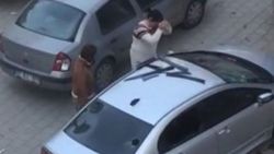 Öfkeli kadın kavga ettiği kocasının aracını parçaladı