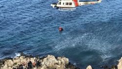Kayalıklarda mahsur kalan göçmenler Dikili'de