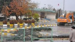 Devlet Konukevi'nin etrafına güvenlik duvarı