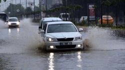 Tekirdağ'da 10 dakikalık yağışta yollar göle döndü