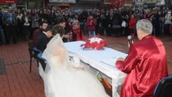 Zonguldaklı çift sokak ortasında nikah kıydı