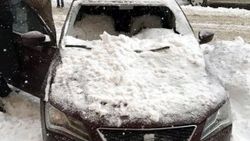 Çatıdan düşen kar kütlesi 3 aracı hurdaya çevirdi