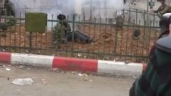 İsrail askerleri engelli gence ses bombası attı