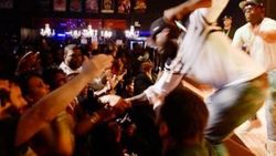 50 Cent hayranını yumrukladı
