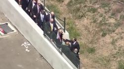 Donald Trump'ın Kaliforniya mitinginden kaçış anı