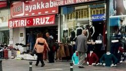 Antalya'daki çıplak kadın trafiği felç etti