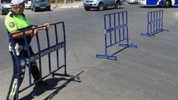 Akçay'a araç girişini önlemek için polis barikat kurdu