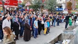 Meraklı vatandaşlar şüpheli çantayı heyecanla görüntüledi