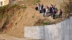 Kuzeniyle anlaşamayan rizeli yola beton döşedi