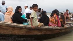 Siviller Myanmar'dan Bangladeş'e deniz yoluyla kaçıyor