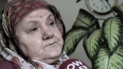 Yaşlı kadın geçmiş olsun ziyaretinde soyuldu
