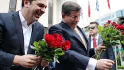 Davutoğlu ile Çipras kadın muhabirlere gül dağıttı