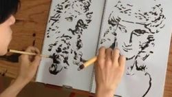 Japon ressam iki eliyle resim çiziyor