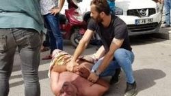 Eşinin aldattığı iddiasıyla sokağa çıplak çıktı