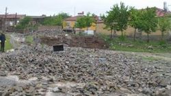Kayseri'de sel parke taşlarını yerinden söktü