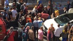 Kaldırımda yürüyen anne-kızın üzerine direk düştü