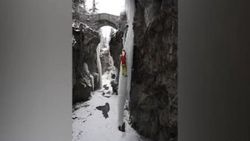 Dağcının tırmandığı buz kütlesi çöktü - İzle