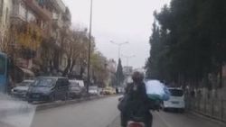 Motosiklette aile boyu tehlikeli yolculuk