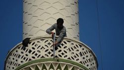 Pompalı tüfekle minareden ateş açtı