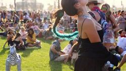 Hande Erçel festivalde coştu