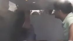 İnmeyi reddeden yolcuları uçaktan soğuk hava ile kovdular