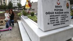 Katilleri yakalanan eşinin kabrini ziyaret etti
