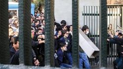 İran protestolara karşı sosyal medyayı yasaklıyor