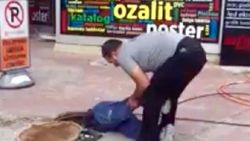 Rögara sarkan işçinin bacağından tutarak yardım etti