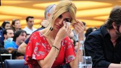 Çağla Şıkel ağladı