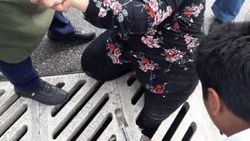 Bacağı rögar kapağına sıkıştı
