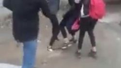 Okul çıkışında kavga eden öğrenciler