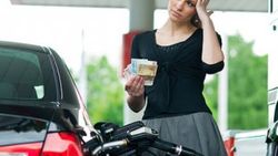 Dün indirim yapılan benzine bugün zam geldi