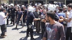 Şanlıurfalılar Suriyelileri sopalarla kovaladılar