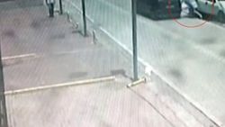 Genç kadının yaralandığı kapkaç anı kamerada