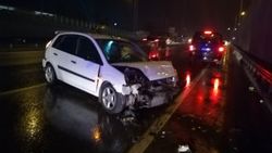 Tırın sıkıştırdığı otomobil kaza yaptı: 4 yaralı