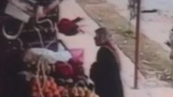 Cam silerken 6'ncı kattan düşen kadın ayağa kalktı