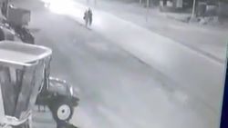 Otomobil yolda yürüyen 4 kişiye çarptı