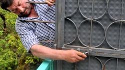 Rize'de yabancılara önlem: Köprü üzerine demir kapı
