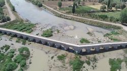 Tarihi köprüdeki aşk sözleri muhtarı isyan ettirdi