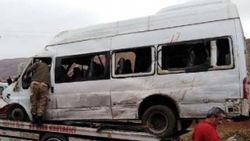 Elazığ'da kaçak göçmenleri taşıyan minibüs devrildi: 26 yaralı