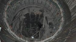 İzmir'de bir sürücü metro inşaatının çukuruna düştü