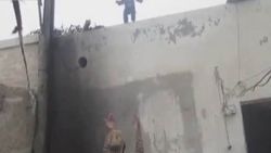 Çocuğu havada yakalayan adam