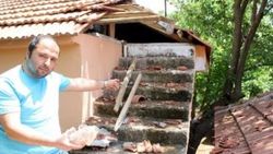 Antalya'da bir evin çatısına gökten buz kütlesi düştü