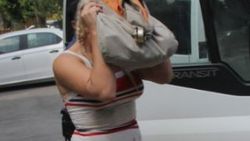 Polisi darbeden travestiyle sevgilisi adliyeye sevk edildi