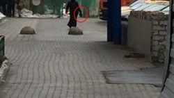 Moskova'da bir kadın elinde kesik çocuk başıyla yürüdü