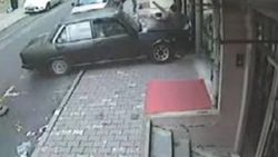 İstanbul'da sürücü top oynayan çocukların arasına daldı İZLE